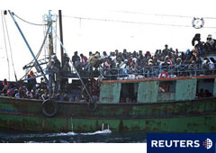 Una embarcación plagada de inmigrantes que huyen de la revueltas de Túnez hacia la isla italiana de Lampedusa, el 8 de abril de 2011.