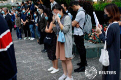 La muerte de un estudiante en Hong Kong podría traer nuevos disturbios Una mujer llora mientras asiste a una concentración para rendir homenaje a Chow Tsz-lok, de 22 años, un estudiante universitario que fue herido durante las protestas del fin de semana y murió el viernes por la mañana temprano, en Hong Kong, China, el 8 de