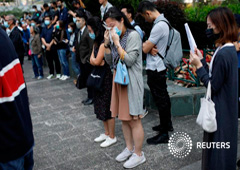 Una mujer llora mientras asiste a una concentración para rendir homenaje a Chow Tsz-lok, de 22 años, un estudiante universitario que fue herido durante las protestas del fin de semana y murió el viernes por la mañana temprano, en Hong Kong, China, el 8 de