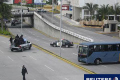 Abandonan 35 cadáveres cerca de un centro comercial en México Policías y un autobús bloquean una autovía que conduce al lugar donde se encontraron los cadáveres en Boca del Rio