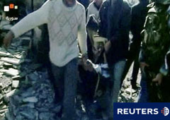 varias personas portan un cadáver en Damasco