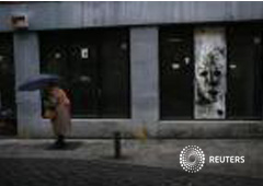 Una mujer andando por las calles de Madrid Una mujer andando por las calles de Madrid