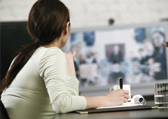 Una mujer de espaldas sentada en una mesa