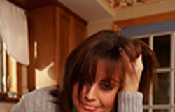 Los borradores de Hacienda no son muy confiables Los borradores de Hacienda no son muy confiables. Una mujer haciendo con la calculadora