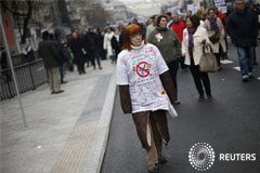El presidente de la Comunidad de Madrid defiende el euro por receta En la imagen, una mujer durante una protesta contra los planes sanitarios en Madrid el 7 de enero de 2013