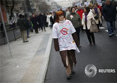 En la imagen, una mujer durante una protesta contra los planes sanitarios en Madrid el 7 de enero de 2013