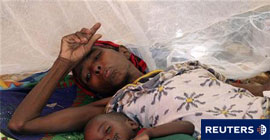 Una mujer y su hijo malnutrido descansan dentro de un pabellón en el hospital Banadir en la capital somalí, Mogadiscio