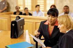 “Es hora de visibilizar a las mujeres abogadas y reconocer su peso profesional y social” En un juicio la abogada hablando con su clienta