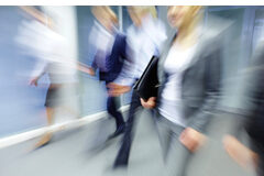 El asesoramiento legal como medida contra la violencia de género Unas mujeres difuminadas