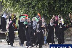 Libia mira al futuro tras la muerte de Gadafi Mujeres libias ondean banderas del reino de Libia en Misrata mientras celebran la caída de Gadafi