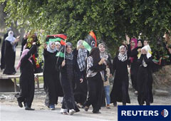 Mujeres libias ondean banderas del reino de Libia en Misrata mientras celebran la caída de Gadafi