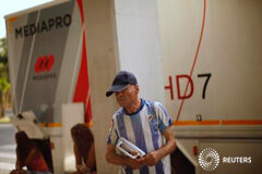 ¿Podrán seguir pagando justos por pecadores las multas de tráfico? Un seguidor del Málaga escucha la radio junto a un cambión de Mediapro antes del inicio de un partido en Málaga, el 11 de agosto de 2012