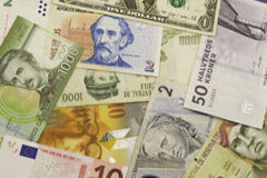 La Sentencia del Tribunal Superior de Justicia sobre Hipoteca Multidivisa Billetes de diferentes monedas del mundo