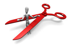 Las modificaciones sustanciales de las condiciones de trabajo en España Una tijera roja intentando cortar a un muñequito