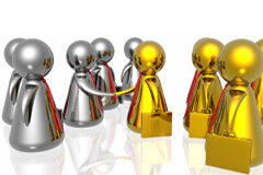 ¿Juez Instructor o Fiscal Investigador? Muñequitos dorados y plateados dándose la mano