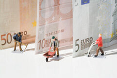 38.369 personas desempleadas capitalizaron su prestación para ejercer una actividad económica durante 2016 Muñequitos de diferentes profesiones y billetes de euro
