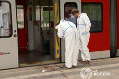 Muere una persona en el apuñalamiento múltiple en Múnich al grito de «Alá es grande» Investigadores de la policía miran huellas machadas de sangre fuera de un tren y en el anden tras un ataque con cuchillo en la estación de tren de Grafing, al sureste de Múnich, Alemania, en esta imagen extraída de un vídeo, el 10 de mayo de 2016