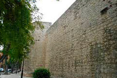 Un juez declara ilegal e ilegalizable la pérgola instalada por un particular en la muralla de Burgos Muralla de Burgos