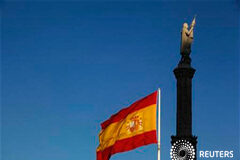Murcia, la segunda CCAA que podría pedir un rescate al Estado Una bandera española ondea cerca de una estatua de Colón en el centro de Madrid, el 18 de mayo de 2012.