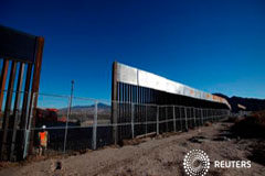 Trump ordena la construcción del muro en la frontera con México Un empleado junto a una sección de la valla fronteriza entre Estados Unidos y México en Sunland Park, frente a lCiudad Juárez, Mexico, el 25 de enero de 2017