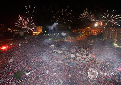 Manifestantes antiMursi celebran en Tahrir la caída del presidente en la plaza Tahrir de El Cairo, el 3 de julio de 2013