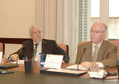 De izda a derecha: José María Antrás Badía, vicepresidente de la Mutualidad de la Abogacía y Luis de Angulo Rodríguez, presidente de la Mutualidad de la Abogacía en un momento de la rueda de prensa.