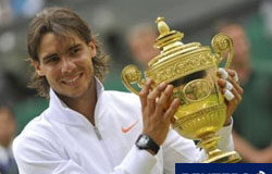 Nadal hace historia con su segundo Wimbledon Nadal posa para los fotógrafos el 4 de julio de 2010 en Londres.