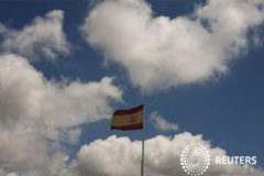 En máximos la prima de riesgo de la deuda española Una bandera de España en Sevilla