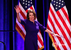 La líder demócrata de la Cámara de Representantes de EEUU, Nancy Pelosi, celebra en Washington. 6 de noviembre de 2018