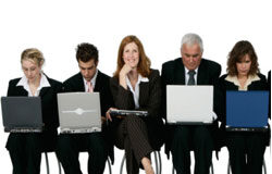 Prevenir es un buen negocio Cinco personas sentadas con un portátil en las piernas.