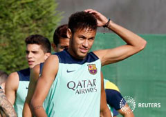 Neymar durante un entrenamiento en la ciudad deportiva Joan Gamper en Sant Joan Despi, cerca de Barcelona, el 18 de octubre de 2013