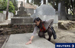 «Polvo eres», sólo los muertos le dieron trabajo… y éxito la periodista Nieves Concostrina, creadora del programa sobre muertos "Polvo eres" en la radio pública, limpia una tumba en el antiguo cementerio civil de Madrid, el 29 de abril de 2010.