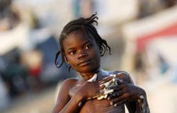 EEUU permitirá la entrada temporal de huérfanos de Haití Niña en Haití