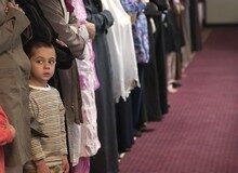 Un menor marroquí de catorce años tiene «madurez suficiente» para decidir sobre su repatriación Joven en una mezquita (Cc. Bohphoto)