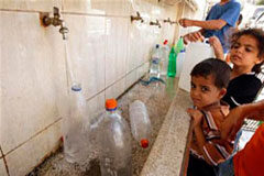 Israel limita agua a los palestinos, dice Amnistía Internacional Grupo de niños