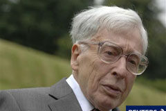 Un pionero en fertilidad gana el Nobel de Medicina 2010 Edwards asiste al 30º aniversario de Bourn Hall, una clínica de fertilidad que co-fundó en Cambridge.