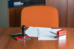 Los notarios de Europa demandan una directiva sobre el traslado de las sedes de las empresas en el espacio común Una silla frente a una mesa con papeles