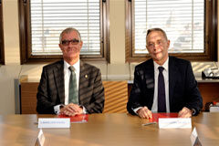 Los Notarios entran a colaborar con la CNMV Julio Segura (CNMV) y Manuel López Pardiñas (Notariado).