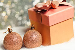 Novedades editoriales de Thomson Reuters Dos bolas de navidad junto a una caja de regalo