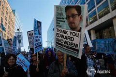 La NSA espió más de 60 millones de llamadas en España en un mes Unos manifestantes apoyan al excontratista de la NSA Edward Snowden, que reveló el vasto programa de espionaje de EEUU que afecta a España, en una marcha con el lema "Dejen de observarnos: Una manifestación contra la vigilancia masiva" cerca del Capitolio