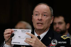 La NSA reúne millones de SMS a nivel mundial, según The Guardian El director de la NSA, general Keith Alexander, utiliza una tarjeta de biblioteca como ejemplo durante una comparecencia ante el comité judicial del Senado en Washington el 11 de diciemmbre