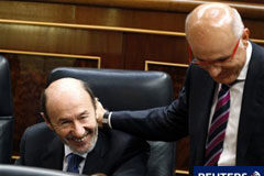 PERFILES – Las caras del nuevo Gobierno El ministro del Interior, Alfredo Pérez Rubalcaba (I) sonríe junto al portavoz parlamentario de CiU, Josep Antoni Duran i Lleida, en el Congreso de los Diputados en Madrid el 20 de octubre de 2010.