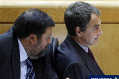 Entra en vigor un nuevo código penal más duro y con más delitos Caamaño habla con el presidente del Gobierno, José Luis Rodríguez Zapatero, en el Senado el 14 de septiembre de 2010.