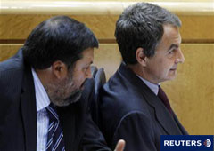 Caamaño habla con el presidente del Gobierno, José Luis Rodríguez Zapatero, en el Senado el 14 de septiembre de 2010.