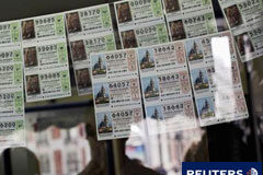 El Gordo de Navidad, 58.268, va íntegro a un pueblo de Huesca Décimos de lotería a la venta en un local de Madrid el 23 de septiembre de 2011