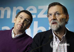 El presidente gallego (izqda.) con el presidente del Gobierno, Mariano Rajoy , en una reunión del partido en la ciudad gallega de Pontevedra