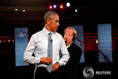 El candidato demócrata a La Casa Blanca estará claro la próxima semana: Obama Barack Obama, se coloca el micrófono antes de la entrevista con la PBS el 1 de junio de 2016