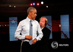 Barack Obama, se coloca el micrófono antes de la entrevista con la PBS el 1 de junio de 2016