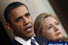 Obama condena la violencia en Libia y estudia varias opciones Obama con la secretaria de Estado, Hillary Clinton, detrás, en su intervención sobre Libia el 23 de febrero en la Casa Blanca.