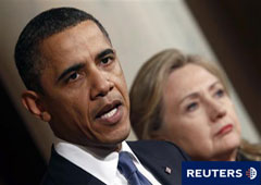 Obama con la secretaria de Estado, Hillary Clinton, detrás, en su intervención sobre Libia el 23 de febrero en la Casa Blanca.